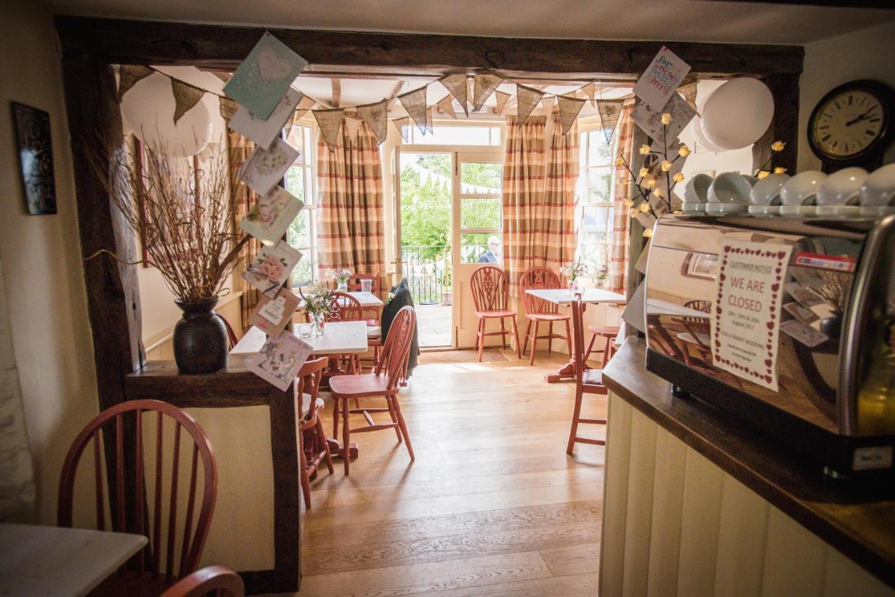 לידני Swan House Tea Room And Bed & Breakfast מראה חיצוני תמונה